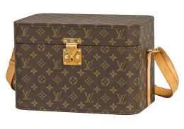 409.  Neceser vintage LOUIS VUITTON c. 1980 con funda y llaves