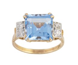 116.  Sortija años 40 con espinela sintética azul de talla cuadrada, flanqueada por pareja de brillantes de talla antigua