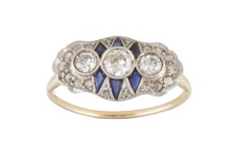 73.  Sortija tresillo Art-Decó con tres brillantes de talla anti