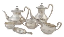 1275.  Juego de café de plata con decoración gallonada. Con marcas.S. XX.