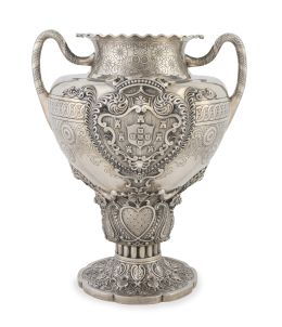 1277.  Jarrón con asas de plata portuguesa, ley 833.S. XX.