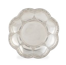 1283.  Panera de plata con frutos en el perímetro.S. XX.