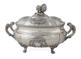 1242.  Sopera de plata con remate de alcachofas en la tapa.Joyeria Presmanes, Santander, S. XX.