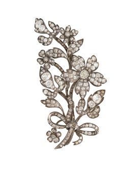 20.  Broche floral S. XIX cuajado de brillantes de talla antigua en flores, tallo y lazada en la base