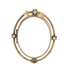 38.  Broche guardapelo S. XIX decorado con perlitas y hojitas grabadas