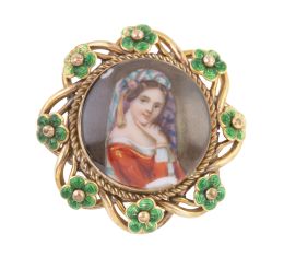 32.  Broche S. XIX con porcelana de dama en marco de flores de esmalte verde