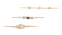 131.  Conjunto de tres broches-alfiler de pp. S. XX en oro 