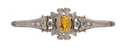134.  Broche alfiler con citrino central y diamantes