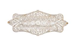 146.  Broche placa Art-Decó de diamantes, con delicada decoración calada, y siete chatones de brillantes en línea central de tamaño creciente hacia el central