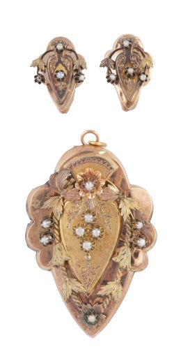 14.  Conjunto de colgante y pendientes isabelinos S. XIX decorados con perlas