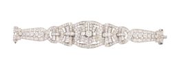 334.  Brazalete de brillantes años 40 con piezas articuladas de m