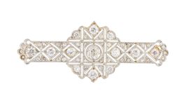 312.  Broche barra Art-Decó de brillantes con flor central