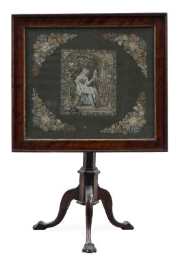 1115.  Mesa "til top" con bordado en "petit-point" sobre pies de trípode de madera tallada, rematadas en garra.Francia, primer cuarto del S. XIX.