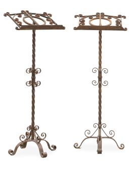 1032.  Pareja de atriles de hierro forjado decorados con cruces.España, S. XIX.