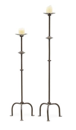 1031.  Dos hacheros de hierro con pies de trípode de diferente altura.S. XX.