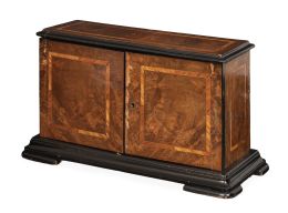 715.  Caja de música de bufete de madera de nogal, marquetería y madera ebonizada.Suiza, finales del S. XIX.