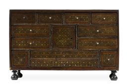 579.  Escritorio con caja de madera de palosanto con taracea geom