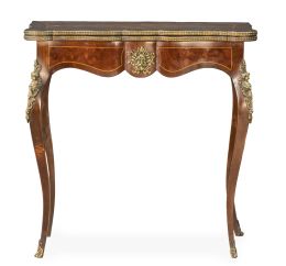 1274.  Mesa de juego Napoleón III de madera tallada con marquetería y bronces dorados.Francia, último cuarto del S. XIX.