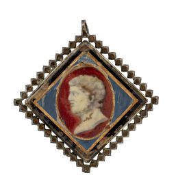 25.  Colgante S. XVIII con busto de caballero en grisalla sobre marfil, con fondo de óvalo rojo rodeado por rombo en azul y oro