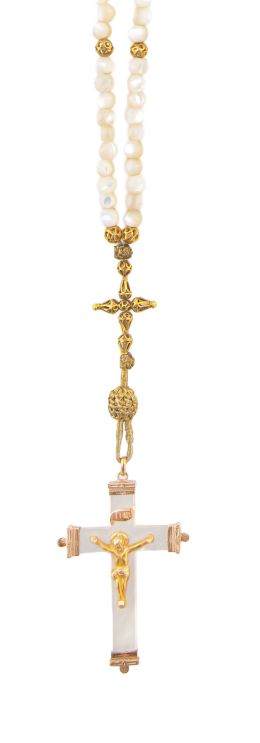 11.  Rosario con cuentas de nácar, con esferas de oro calado y crucifijo colgante en nácar y oro