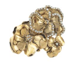 413.  Broche vintage francés años 50, con tres flores en diseño asimétrico, decoradas con strass