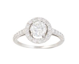 335.  Sortija ojo de perdiz estilo Art-Decó con brillante central de 0,90 ct orlado de brillantes engastados en garras, y con brillantes decorando los brazos de la montura