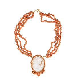 183.  Collar de de tres hilos coral mediterráneo con centro de camafeo de dama tallado en carey