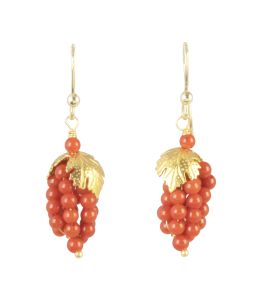 43.  Pendientes de coral con diseño de rácimos de uvas decoradas con hojitas de parra