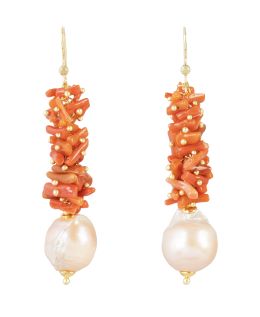 184.  Pendientes largos de ramitas de coral mediterráneo, con diseño de racimos rematados en perla barroca colgante