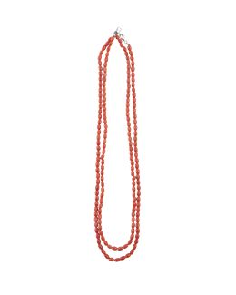 42.  Dos collares de cuentas ovoides de coral mediterráneo