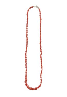 180.  Collar largo de cuentas irregulares de coral rojo mediterráneo, de tamaño creciente hacia el centro