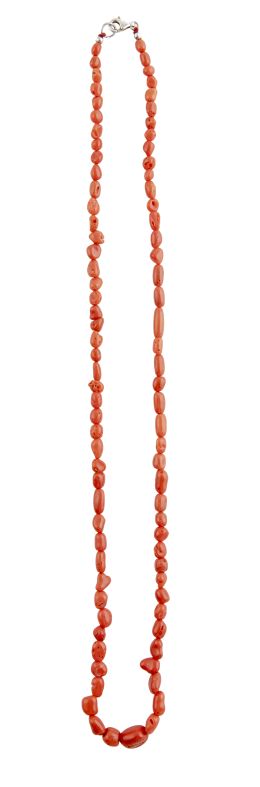 11.  Collar largo de cuentas irregulares de coral rojo mediterráneo de tamaño creciente hacia el centro