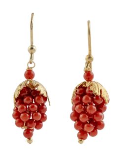 60.  Pendientes de coral con diseño de racimos de uvas decoradas