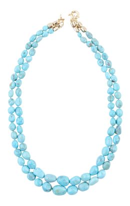 289.  Collar largo doble hilo de turquesas naturales ovoides, de tamaño creciente hacia el centro 