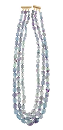 275.  Collar de tres hilos de fluoritas en cuentas ovales lisas, en tonos de morado a verde, con tamaño creciente hacia el centro
