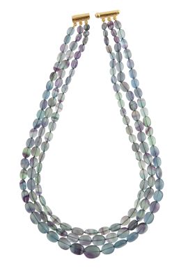 275.  Collar de tres hilos de fluoritas en cuentas ovales lisas, 