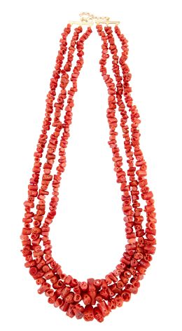 228.  Collar largo de tres hilos de coral mediterráneo, con cuentas en forma de cilindros de tamaño creciente hacia el centro