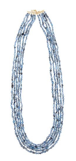 295.  Collar  largo de cinco hilos de aguamarinas de diferentes tonos, en cuentas ovales irregulares de tamaño creciente hacia el centro.