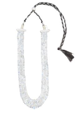 239.  Collar de tres hilos de piedras luna, en cuentas de discos de perfil facetado, de tamaño creciente hacia el centro, que suman 465 ct aprox