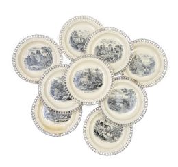 684.  Juego de nueve platos de loza con vistas estampadas en negro de ciudades alemanas, con perímetro en esmalte plateado.Alemania, finales del S. XIX.