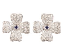 244.  Pendientes flor con cuatro pétalos cuajados de brillantes y centro de zafiro