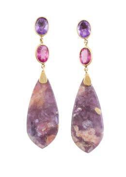 121.  Pendientes largos con gran gota de escapolita que pende de turmalina oval y amatista