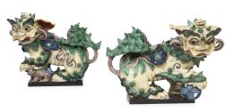 1317.  Pareja de perros de Foo de porcelana esmaltada en verde, amarillo, verde y marrón, de estilo Kangxi.China, S. XIX.