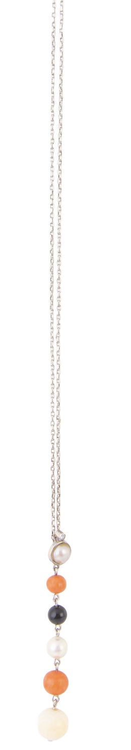 94.  Pendentif con línea de perlas, y cuentas esféricas de corales, ónix y marfil