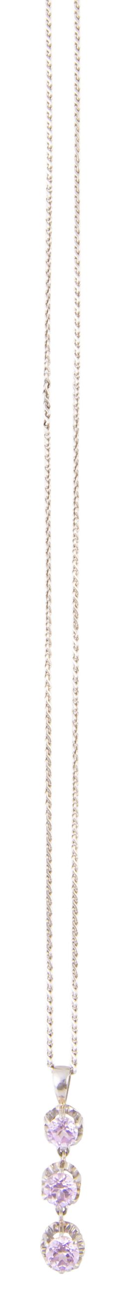 93.  Pendentif con tres rosas de Francia en talla redonda articu