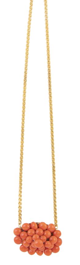 30.  Pendentif con centro oval compuesto por botones de coral rojo mediterráneo