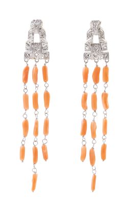 95.  Pendientes largos estilo Art Decó, con cascadas cuentas cilíndricas de coral rosa, que penden de motivo geométrico con diamantes