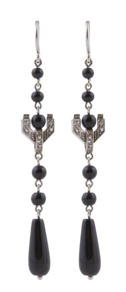 143.  Pendientes largos estilo Art Decó, con cuentas de ónix rematados en colgante en forma de gota