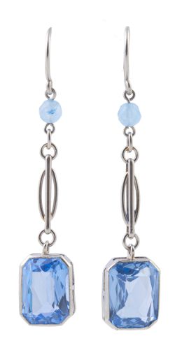144.  Pendientes largos con espinelas sintéticas en talla esmeralda, que penden de motivo calado y cuenta de cuarzo azul