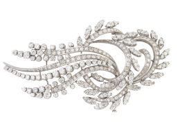 380.  Broche años 60 de brillantes en diseño de coronas de laurel